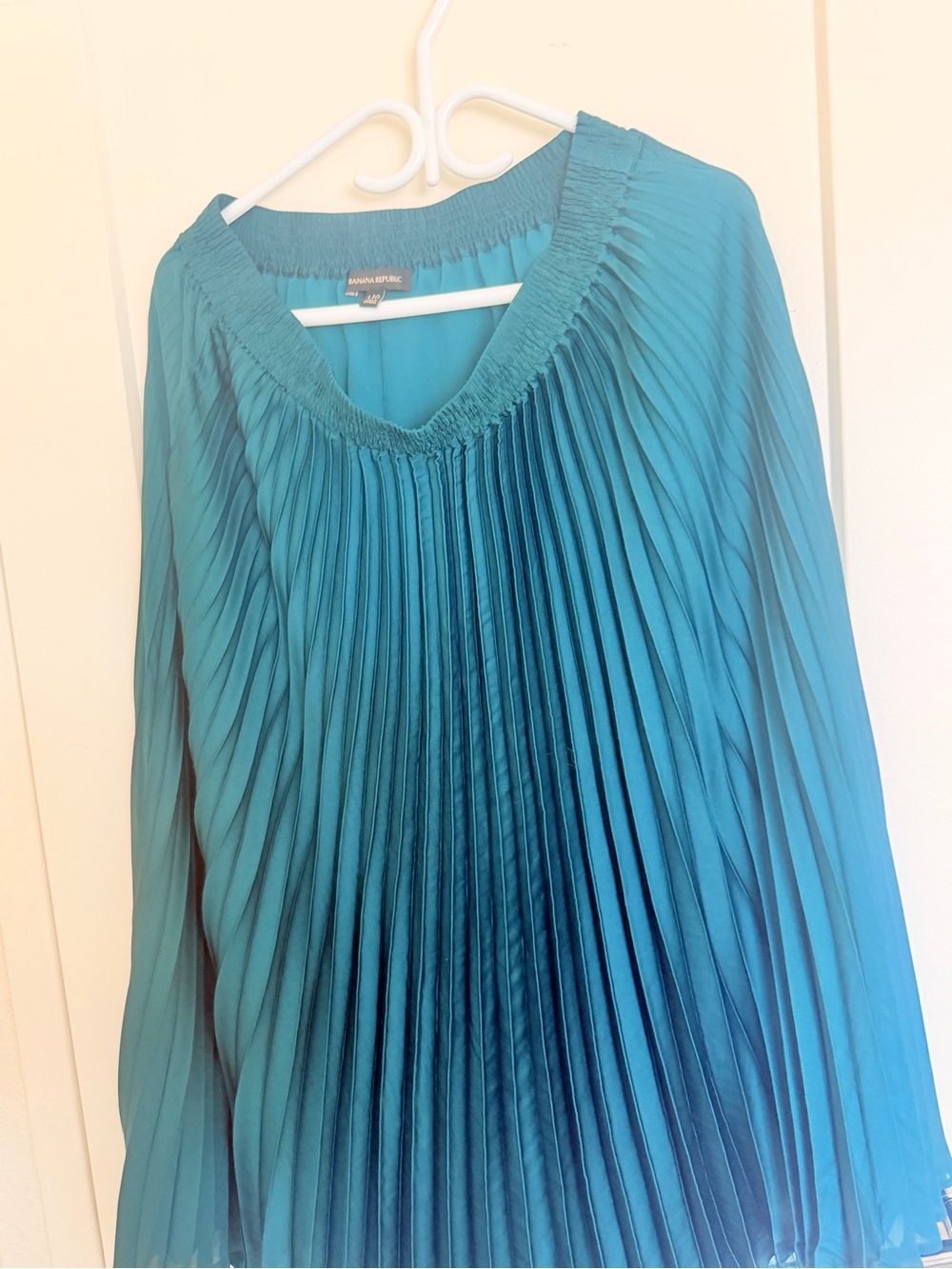 BANANA REPUBLIC Teal Pleated V-Neck Blouse